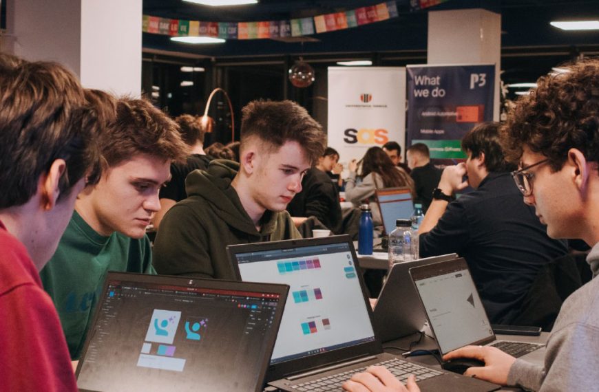 PoliHack încurajează inovarea și spiritul antreprenorial al studenților pasionați de tehnologie